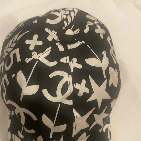 CHANEL 22P Black Baseball Cap with White Logo & Motif Print. - Picture 5 of 12